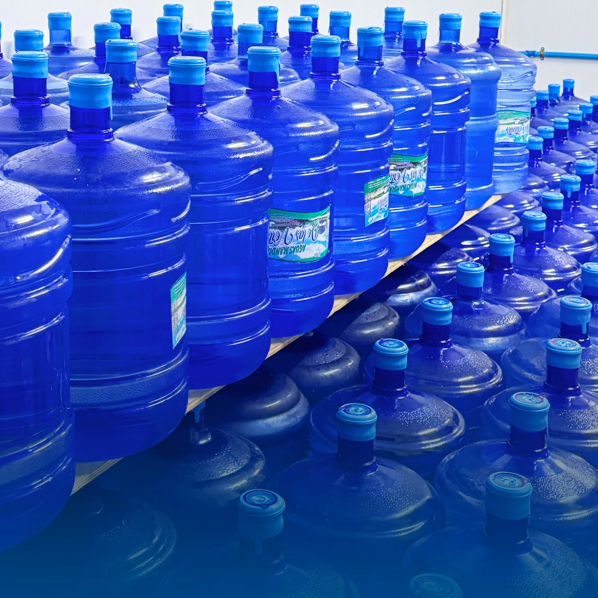 Botellas de agua listas para distribución