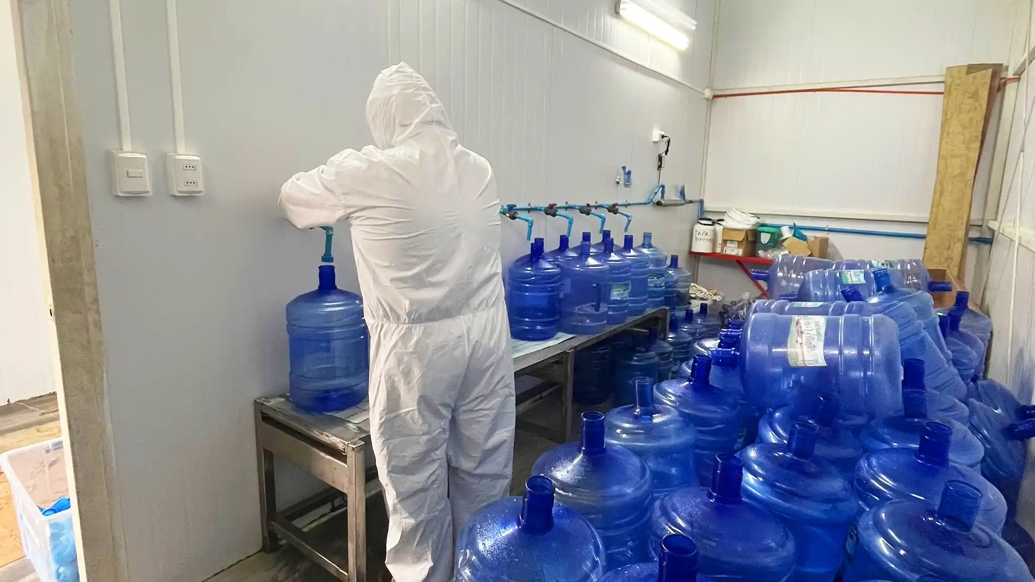 Camión con botellones listos para distribución